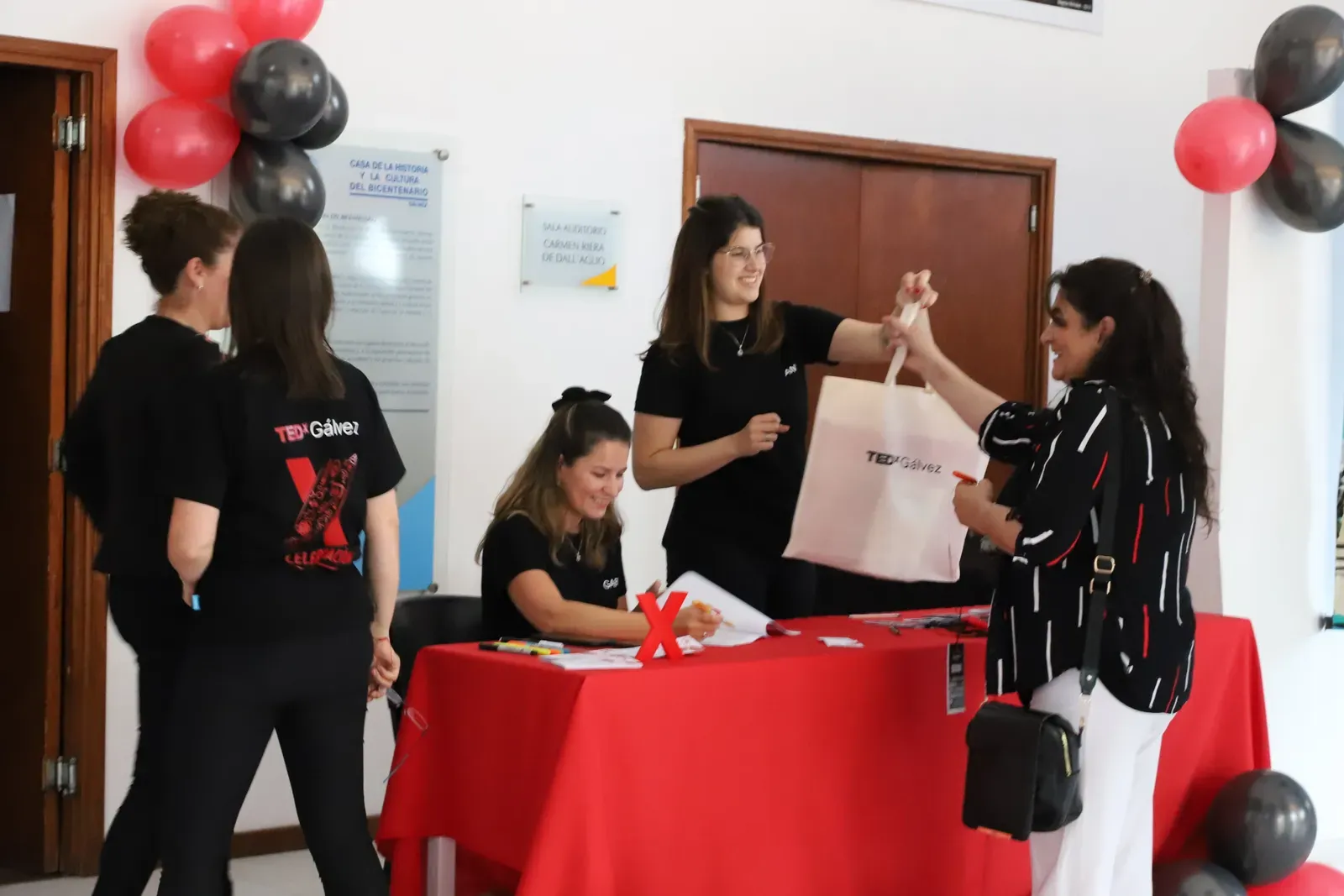 La llegada del público a TEDxGálvez 2024