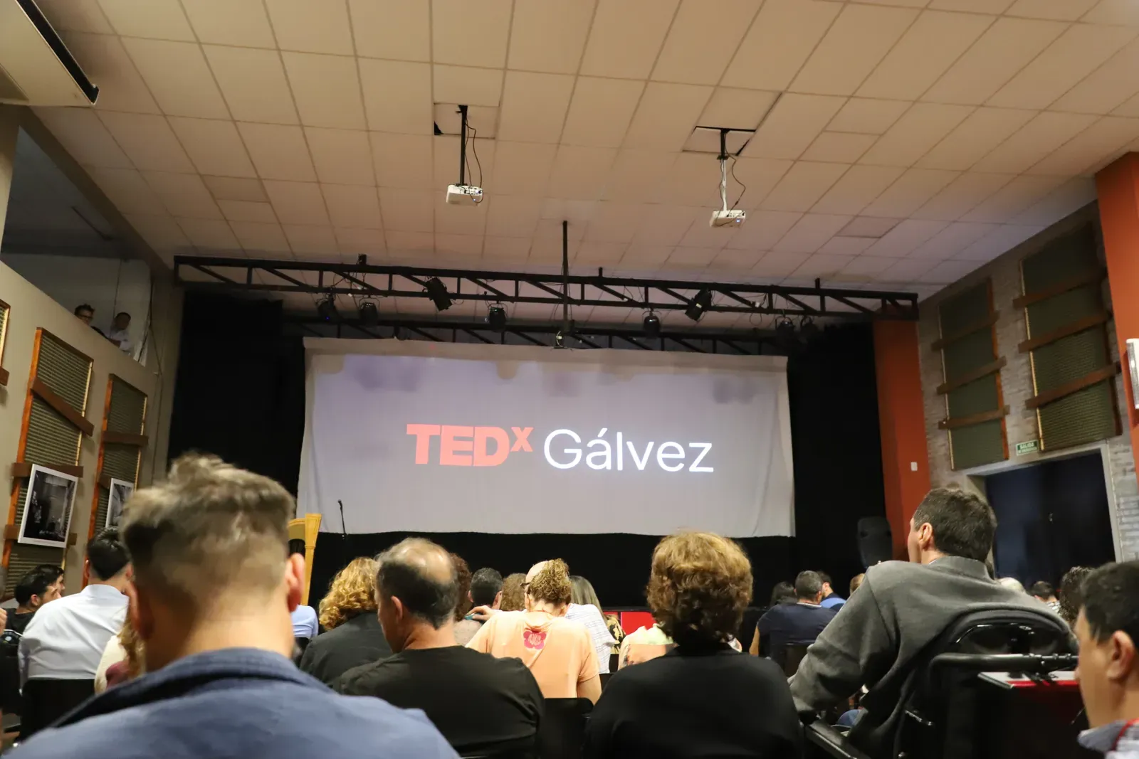 La llegada del público a TEDxGálvez 2024