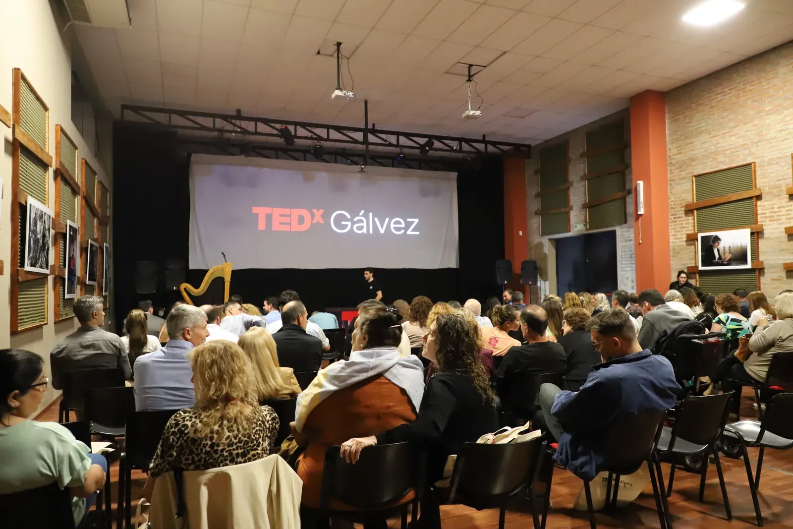 La llegada del público a TEDxGálvez 2024