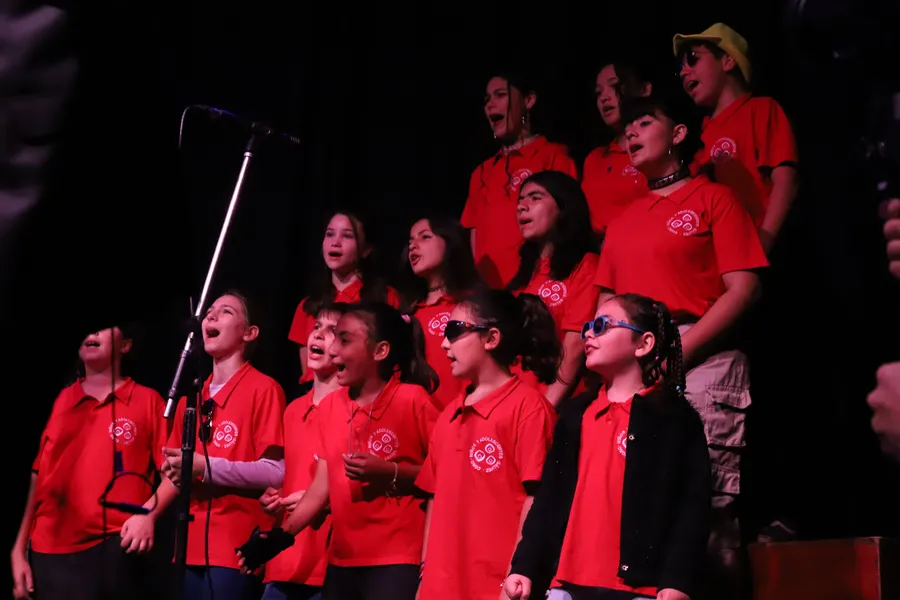 Coro de niños y adolescentes de Gálvez en el escenario